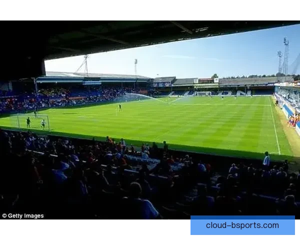 卢顿主场小球场氛围震慑豪门激发客队心理压力